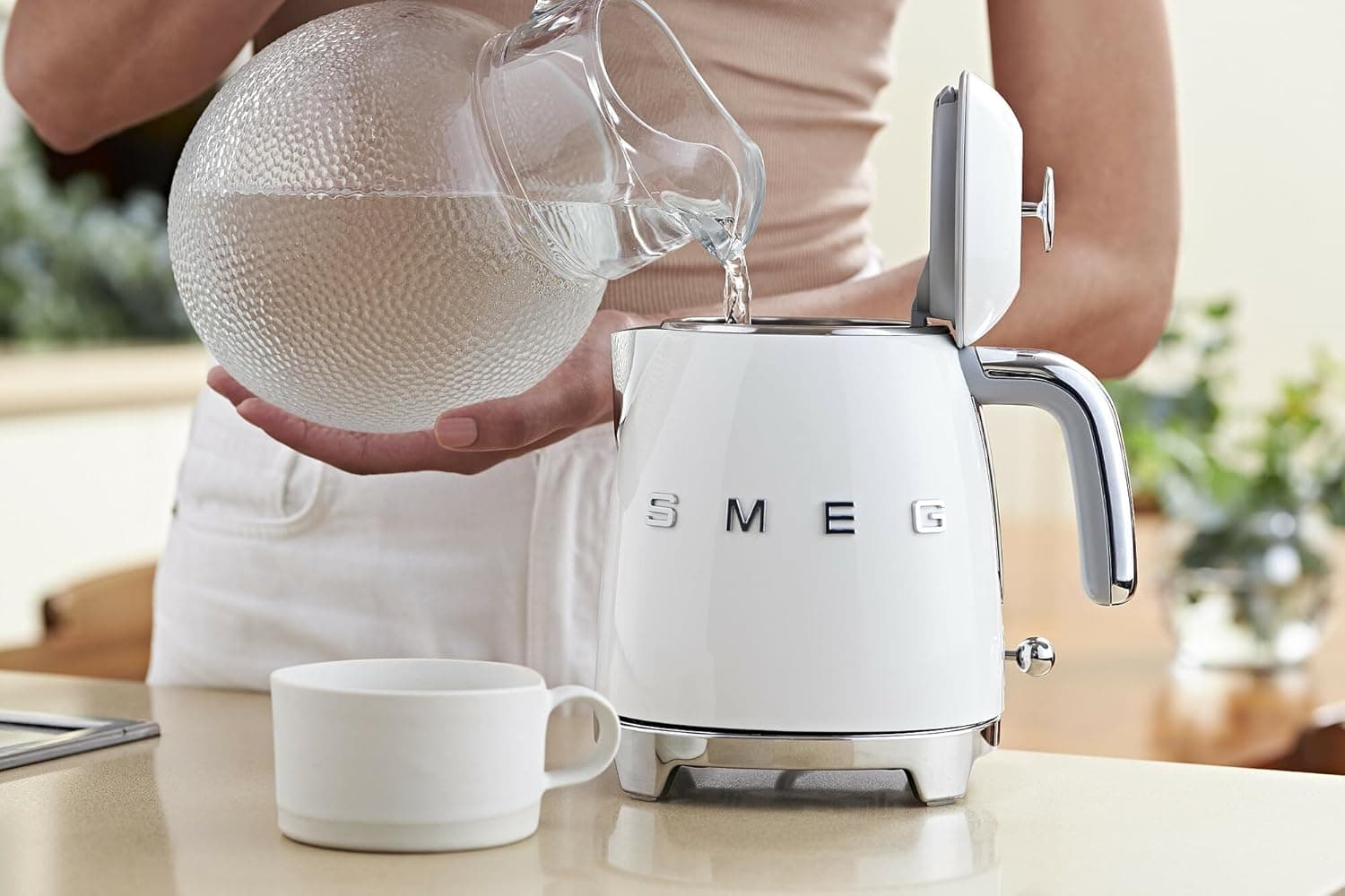Smeg, KLF05WHEU Small Electric Kettle 0.8 L, Stainless Steel Filter, Safety Shut-Off, Water Level Indicator, Non-Slip Base and Integrated Cable Winder, Power 1400 W, White